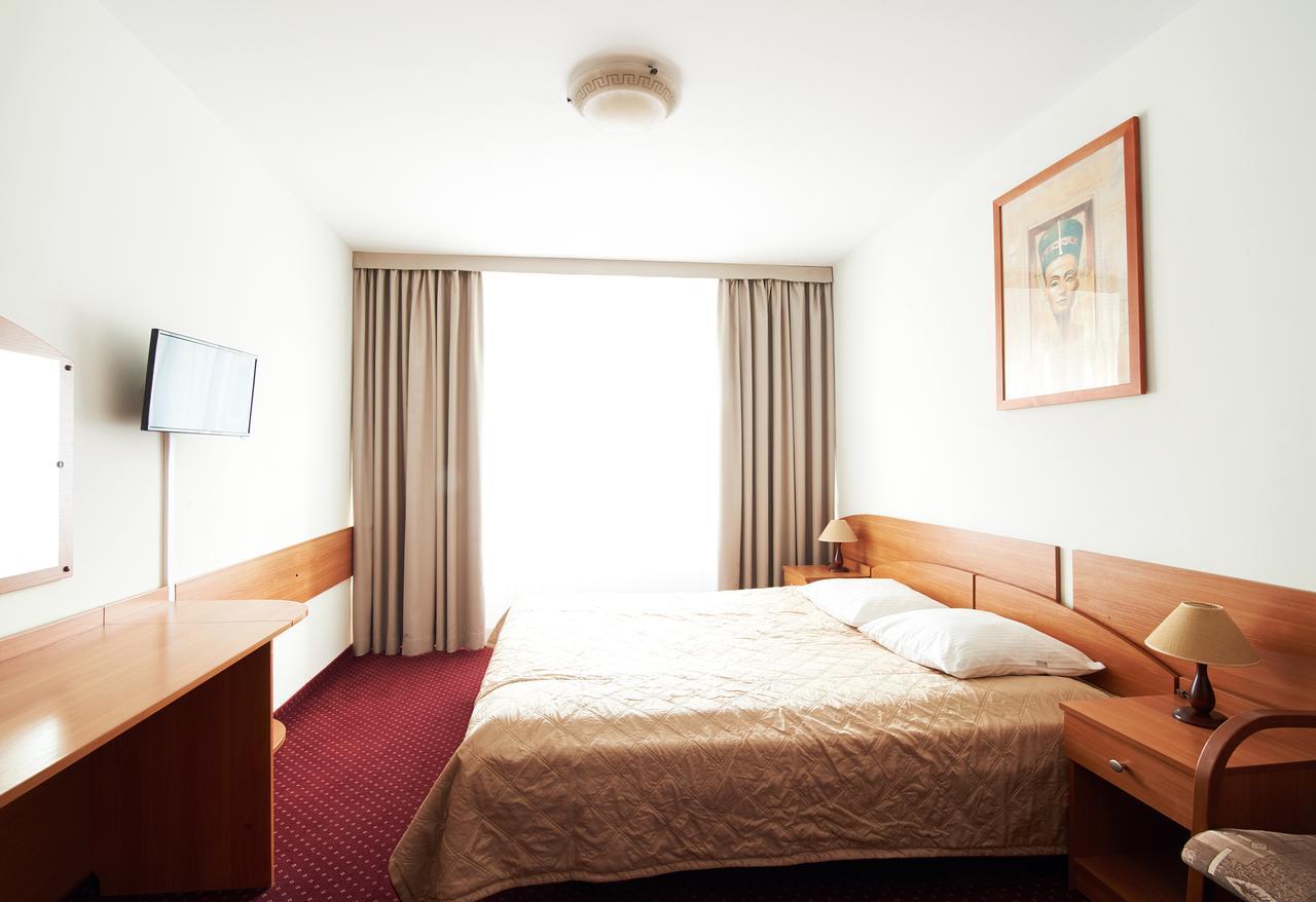 Obiekt Hotelarski Patron Варшава Экстерьер фото